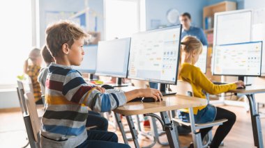 İlköğretim Okulu Bilgisayar Bilimi Sınıfı: Akıllı Küçük Öğrenci Bilgisayar Çalışması, Yazılım Kodlaması için Programlama Dili Öğrenme. Öğrenciler Modern Eğitime Gidiyor