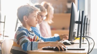 İlköğretim Okulu Bilim Sınıfı: Sırayla oturan ve Kişisel Bilgisayarlar üzerine çalışan Akıllı Küçük Öğrenci Sınıfı, Yazılım Kodlaması için Programlama Dili. Öğrenciler Modern Eğitime Gidiyor