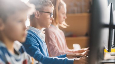 İlköğretim Okulu Bilim Sınıfı: Sırayla oturan ve Kişisel Bilgisayarlar üzerine çalışan Akıllı Küçük Öğrenci Sınıfı, Yazılım Kodlaması için Programlama Dili. Öğrenciler Modern Eğitime Gidiyor