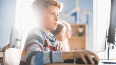 İlköğretim Okulu Bilgisayar Bilimi Sınıfı: Kişisel Bilgisayar Kullanan Akıllı Çocuğun Portresi, Bilgi Almayı Öğrenme, İnternet Güvenliği, Yazılım Kodlama Dili. Modern Eğitim