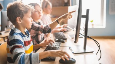 İlköğretim Okulu Bilgisayar Bilimi Sınıfı: Akıllı Kız, Erkek Arkadaşa Kişisel Bilgisayar Kullanmada Yardım Ediyor. Bilgileri, internet güvenliğini, yazılım kodlaması için programlama dilini nasıl kullanacaklarını öğrenirler.