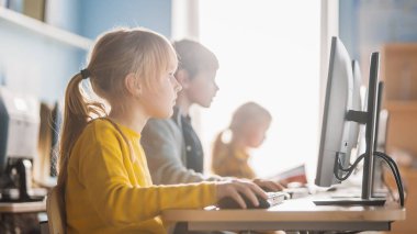 İlköğretim Okulu Bilgisayar Bilimi Sınıfı: Akıllı Bir Kızın Portresi Kişisel Bilgisayar Kullanıyor, Bilgi Bilimi Öğreniyor, İnternet Güvenliği, Yazılım Kodlaması İçin Programlama Dili. Modern Eğitim
