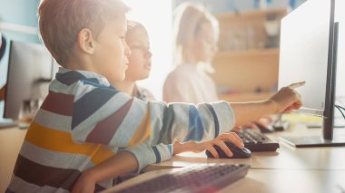 İlköğretim Okulu Bilgisayar Bilimi Sınıfı: Akıllı Kız, Çocuk Birlikte Çalışıyor ve Kişisel Bilgisayar, Bilgi Öğrenme, İnternet Güvenliği, Yazılım Kodlaması İçin Programlama Dili