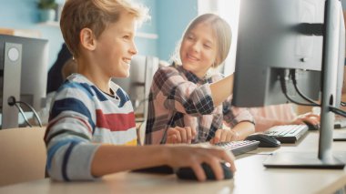 İlköğretim Okulu Bilgisayar Bilimi Sınıfı: Kişisel Bilgisayar, Bilgi Alma, İnternet Güvenliği, Yazılım Kodlaması İçin Programlama Dili Kullanırken Akıllı Kız ve Çocuğun Konuşmasının Portresi