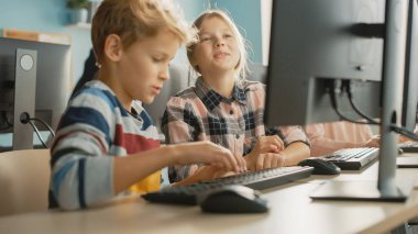 İlköğretim Okulu Bilgisayar Bilimi Sınıfı: Kişisel Bilgisayar, Bilgi Alma, İnternet Güvenliği, Yazılım Kodlaması İçin Programlama Dili Kullanırken Akıllı Kız ve Çocuğun Konuşmasının Portresi
