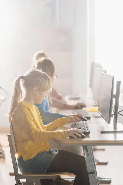 Vertical Shot in Elementary School Computer Science Classroom: Řady různých malých inteligentních školáků s využitím osobních počítačů, Naučte se informatika, Bezpečnost internetu, Programovací jazyk pro kódování — Stock fotografie