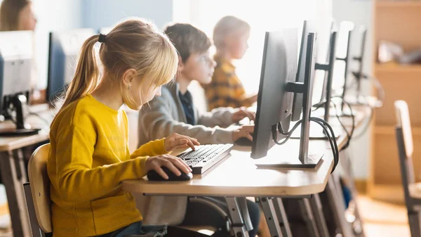 İlköğretim Okulu Bilgisayar Bilimi Sınıfı: Kişisel Bilgisayarlar, Bilgi Toplama, İnternet Güvenliği, Yazılım Kodlaması İçin Programlama Dili kullanan Çeşitli Küçük Akıllı Öğrenciler Grubu — Stok fotoğraf