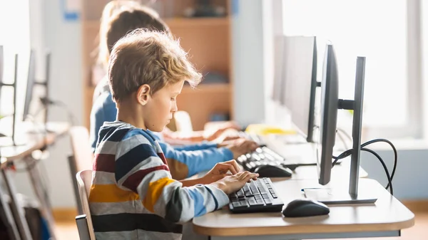 Základní škola počítačové vědy učebna: roztomilý chlapec používá osobní počítač, učení programovací jazyk pro kódování softwaru. Školáci dostávají moderní vzdělání. Portrét bočního pohledu — Stock fotografie