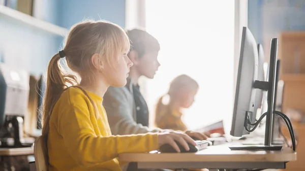 Basisschool Computer Science Classroom: Portret van een slim schattig meisje maakt gebruik van Personal Computer, Informatica leren, Internet Veiligheid, Programmeertaal voor Software Codering. Modern onderwijs — Stockfoto