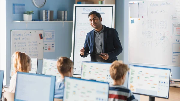 Grundskola datavetenskap klass: Lärare använder digitala Tablet, förklarar Lesson till olika grupp av smarta barn. Barn som får modern utbildning, Lär dig Internet Säkerhet, Programvara Programmering — Stockfoto