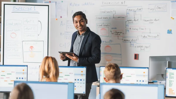 Grundskola datavetenskap klass: Lärare använder digitala Tablet, förklarar Lesson till olika grupp av smarta barn. Barn som får modern utbildning, Lär dig Internet Säkerhet, Programvara Programmering — Stockfoto