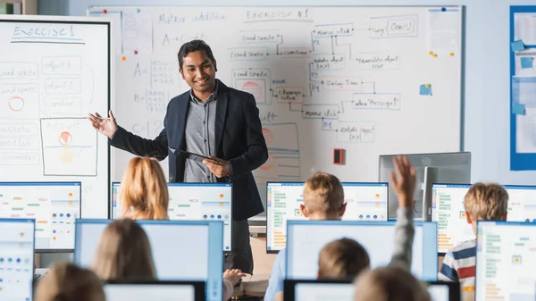 Classe scuola elementare: Insegnante utilizza lavagna digitale interattiva, Spiega Lezione a Diverso gruppo di bambini intelligenti. I bambini ottenere l'educazione moderna, imparare l'informatica, programmazione software — Foto Stock