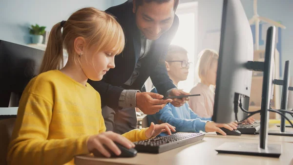 Elementary School Science Classroom: Teacher legt uit aan een slimme kleine schoolmeisje hoe je Personal Computer te gebruiken, om programmeertaal te leren die nodig is voor Software Coding. Modern onderwijs in uitvoering — Stockfoto