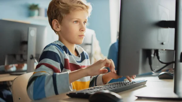 Basisschool klaslokaal: Smart Boy maakt gebruik van personal computer, leren veilig gebruik van internet, programmeertaal voor software-codering. Schoolkinderen krijgen modern onderwijs. Portretfoto — Stockfoto