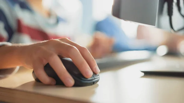 Elementary School Computer Science Classroom: Piccoli studenti intelligenti che lavorano su personal computer, digitando sulle tastiere, utilizzando il mouse del computer. Studenti che ricevono un'educazione moderna. Concentrati sulle mani — Foto Stock