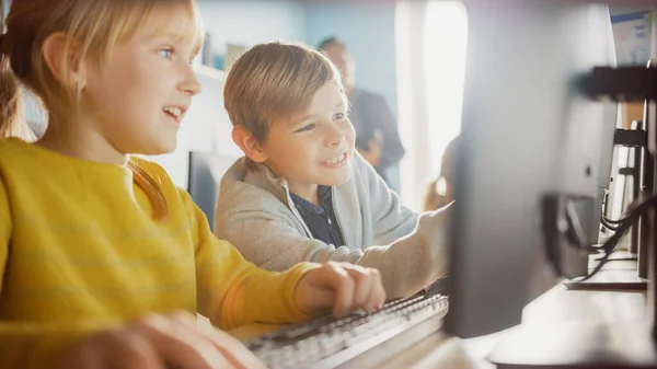 Basisschool Computer Science Classroom: Portret van Smart Girl en Boy Samenwerken, Persoonlijke Computer gebruiken, Informatica leren, Veiligheid op Internet, Programmeertaal voor Software Codering — Stockfoto