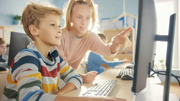 Basisschool Computer Science Classroom: Portret van Smart Girl and Boy Talking tijdens het gebruik van Personal Computer, Informatica leren, Veiligheid van het Internet, Programmeertaal voor Software Codering — Stockfoto