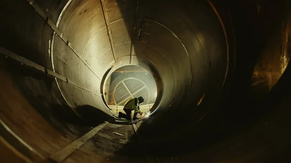 Professionnel de l'industrie lourde portant casque de soudage à l'intérieur des tuyaux de pétrole et de gaz. Construction du pipeline de transport du pétrole, du gaz naturel et des biocarburants. Usine de fabrication industrielle — Photo