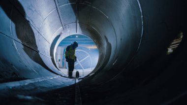 Profesyonel Ağır Sanayi Kaynakçısı Boru İçinde Çalışıyor. Petrol, Doğal Gaz ve Yakıt Nakil Boru Hattı İnşaatı. Sanayi İmalat Fabrikası