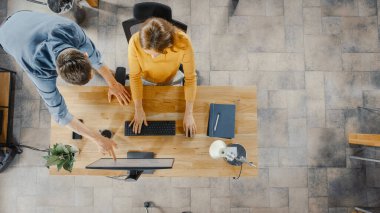 Üst Görünüm: Kadın Ofis İşçisi Masaüstü Bilgisayarı Kullanıyor, Proje Yöneticisi Yanında Duruyor ve Müşteri Tecrübesi Yönetimi İçin Çalışma Akımının İyimserleştirilmesi Konusunda Tavsiye Veriyor.