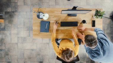 Üst Görünüm: Kadın Ofis İşçisi Masaüstü Bilgisayarı Kullanıyor, Proje Yöneticisi Yanında Duruyor ve Müşteri Tecrübesi Yönetimi İçin Çalışma Akımının İyimserleştirilmesi Konusunda Tavsiye Veriyor.