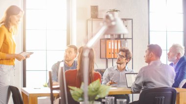Güzel Genç Bir Kadın Yöneticinin Ilık Güneş Işıltısıyla Çekilen Bir Konuşma Yaptı, Şirketlerin CEO 'su, Yazılım Mühendisleri, Menajerleri ve Pazarlama Uzmanlarına Rapor Verdi