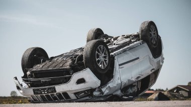 Korkunç Trafik Kazası, Yuvarlanan Sigara İçme ve Yanan Araç Çarpışmadan Sonra Yolun Ortasında Çatısında Yatıyor. Ağır Hasarlı Modern SUV Arabalı Gündüz Çarpışması.
