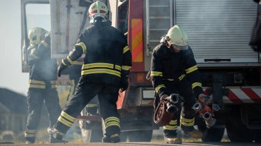 İtfaiyecilerden oluşan kurtarma ekibi, itfaiye arabalarının kaza mahalline ulaştılar. İtfaiyeciler, ekipmanlarını, ekipmanlarını ve itfaiye aracından ekipmanlarını alın.