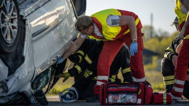 Sağlık görevlileri ve itfaiyeciler trafik kazası mahalline ulaştılar. - Ne? Profesyonel Kurtarma Ekibi, Yaralı Kurbanı Rollover Aracı 'nda kıstırdı Onları çıkartarak, İlk Yardım ve Yangın Vererek