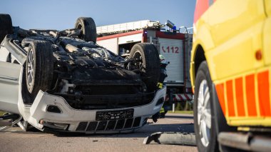 Korkunç trafik kazasından sonra Rollovered Ca 'nın çekimleri. İtfaiyeciler ve Sağlık Ekibi Korkunç Trafik Kazası Olay yerine Geldi.