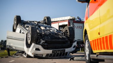 Korkunç trafik kazasından sonra Rollovered Ca 'nın çekimleri. İtfaiyeciler ve Sağlık Ekibi Korkunç Trafik Kazası Olay yerine Geldi.