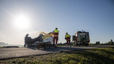 Trafik Kazası Olay Yeri İnceleme Ekibi: Ambulans ve İtfaiyeciler Kurtarma Ekibi, Rollover Aracında Tuzağa Düşenleri Kurtardı. Profesyoneller Kurbanları Kurtarır, İlk Yardım Verir.