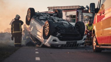 Korkunç Trafik Kazası Sigara İçen ve Yanan Araç Çarpışmadan Sonra Yolun Ortasında Çatısında Yatıyor. Hasarlı Arabayla Gündüz Çarpışması.