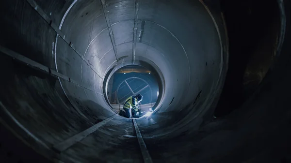 Professionelle Arbeiter in der Schwerindustrie tragen Helmschweißen in Öl- und Gasrohren. Bau der Transportpipeline für Öl, Erdgas und Treibstoffe. Fabrik für industrielle Fertigung — Stockfoto