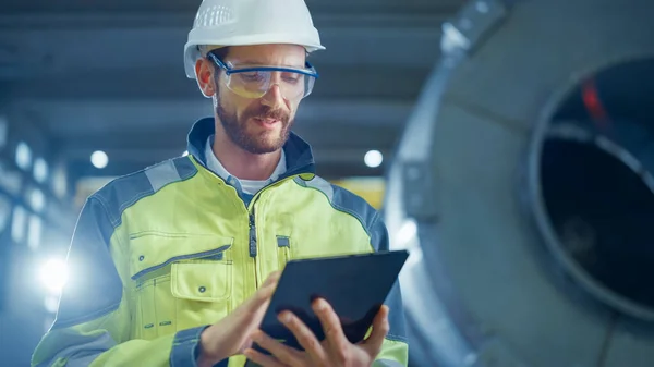 Porträtt av professionell tung industri ingenjör arbetare bär säkerhet enhetlig och hårt hatt använder Tablet Computer. I bakgrunden Byggande Fabriken för olja, gas och bränslen Transport Pipeline — Stockfoto