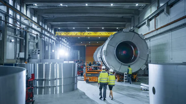 Equipo de Ingenieros y Profesionales Trabajando en una Fábrica de Fabricación de Tuberías. Instalación metalúrgica de acero para la construcción de petróleo, gas y productos de transporte de tuberías de combustible. — Foto de Stock