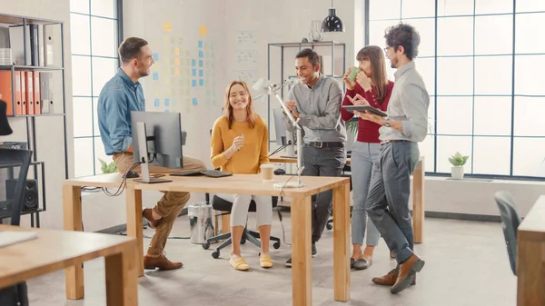 In the Modern Office: Diverse Group of Colleagues Have Meeting, Develop Strategy, Discuss Project Progress, Customer Experience Management also Have a bit of Fun and Jokes. Чат Улыбающихся Бизнесменов — стоковое фото