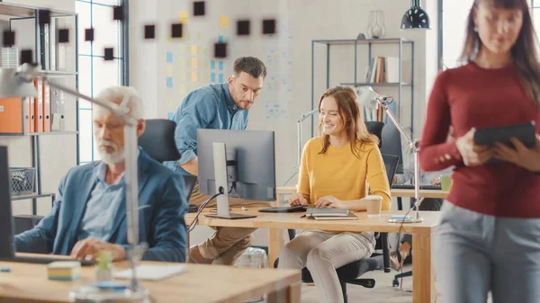 In the Busy Office: Group of Professional Businesspeople Working on Desktop Computers, Talking With Colleagues. Business Management Optimizing Strartup Workflow, Works with Clients and Customers — Stock Photo, Image