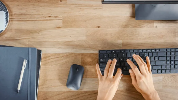 Top View Close-up Shot van vrouwelijke handen typen op een toetsenbord. Mooie jonge vrouw specialist zitten aan haar bureau werken op Desktop Computer in Modern Office. — Stockfoto