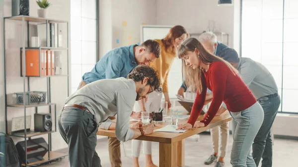 Sala de reuniones de inicio: Equipo de empresarios se reúnen alrededor de la mesa de conferencias tienen discusiones, resolver problemas, utilizar Tablet portátil digital, Compartir documentos con estadísticas, Gráficos. — Foto de Stock