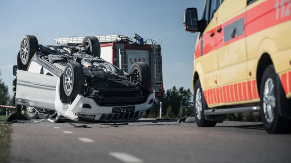 Reddingsteam van brandweerlieden arriveren op de auto crash verkeersongeval Scene op hun brandweerauto. In het Achtergrondteam van Brandweerlieden en Brandweerwagen. — Stockfoto