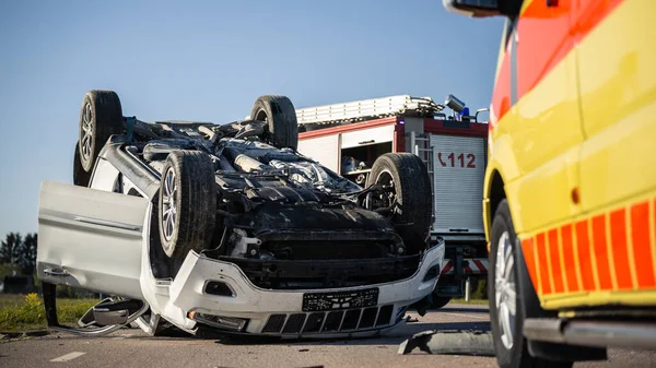 Skott av Rollovered Ca efter fruktansvärd trafikolycka. Räddningsteam av brandmän och ambulans anlände till en fruktansvärd bilolycka Trafikolycka scen. — Stockfoto