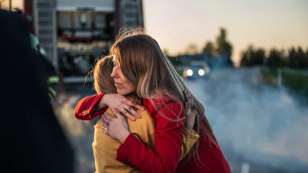 Autonehoda autonehoda: Poraněná mladá dívka se setkává se svou milující matkou. In the background Fire engine and Courageous Paramedics and Fire men Save Lives — Stock fotografie