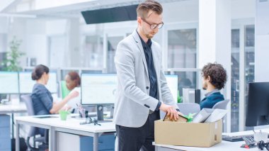 Üzgün Kovulmuş İzin Veren Ofis çalışanı eşyalarını karton kutuya koyar ve ofisten ayrılır. İşgücü azaltma, küçültme, yeniden yapılanma, yeniden yapılanma, dış kaynak kullanımı. Kitle İşsizlik Piyasası Krizi