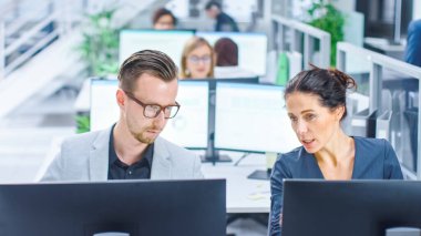 Masaüstü Bilgisayarları 'nda çalışan İşadamları ve İş Kadınları' ndan oluşan Büyük İşletme Ofisi. İş adamları ve Satıcılarla Parlak Açık Uzay Ofisi