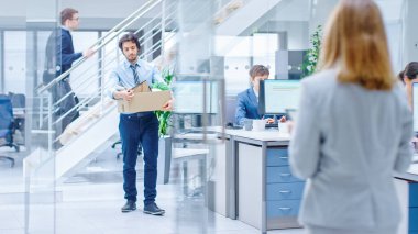 Üzgün Kovulmuş İzin Veren Ofis çalışanı eşyalarını karton kutuya koyar ve ofisten ayrılır. İşgücü azaltma, küçültme, yeniden yapılanma, yeniden yapılanma, dış kaynak kullanımı. Kitle İşsizlik Piyasası Krizi