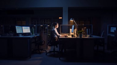 Ofiste Gece Geç Saatlere Kadar Çalışmak: İş kadını Masaüstü Bilgisayarı Kullanıyor, Analiz Ediyor, Belgeleri Kullanıyor, Sorunları Çözüyor, Önemli Projeyi Bitiyor. Çalışkan Hırslı Genç İşçi. Yan Görünüm