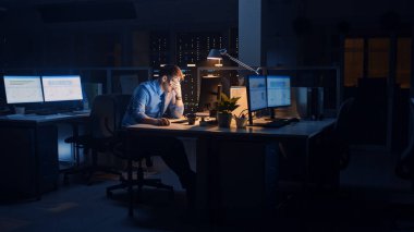 Geceleri Ofiste, çok çalışan ofis işçisi Masaüstü Bilgisayarı, Masaj Yorgun Gözler kullanıyor. Yorgun ve bitkin bir iş adamı iş yerinde uyuyakalıyor..