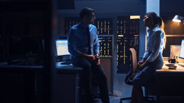 Gece geç saatlerde şirket ofisinde iki genç profesyonel arkadaşça sohbet ediyor, haberleri paylaşıyor, iş hakkında konuşuyor, flört ediyor.