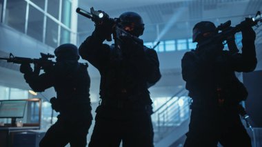 Maskeli Özel Tim, Karanlık Ele geçirilmiş Ofis Binasında Maskeli ve Bilgisayarlı Polis Memurları duruyor. Tüfekli ve Fenerli Askerler Gözetleme ve Koruma Alanı.